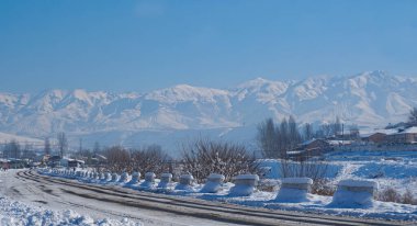                                Kışın, dağa giden yollar karla kaplıdır.