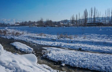                                Kışın nehir karla kaplanır.