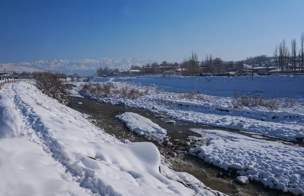                                   Kışın nehir karla kaplanır.