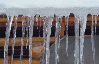                                Kar eriyip donduğunda buz çatıdan sarkıyor.