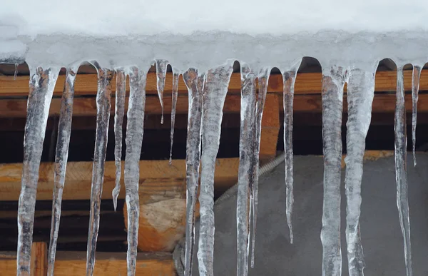 Gelo Pendurado Telhado Quando Neve Derrete Congela — Fotografia de Stock