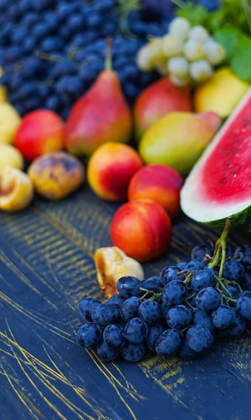 Rote Trauben Und Verschiedene Früchte Werden Gesammelt — Stockfoto