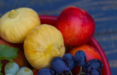                                Çeşitli meyveler, kırmızı kasede yaz meyveleri.