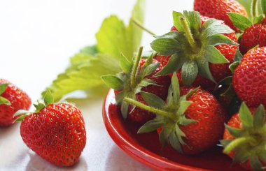                                Masadaki kasede olgun çilekler.