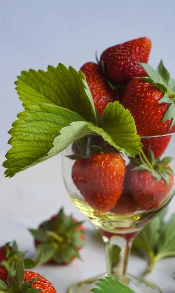Ripe Strawberries Leaves Rum — Stock Photo, Image
