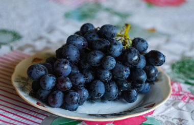                                Masada bir demet siyah üzüm var.