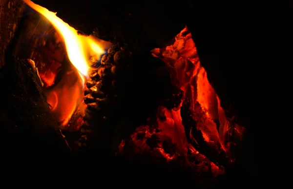 Μια Φωτιά Καίει Στο Σκοτάδι — Φωτογραφία Αρχείου