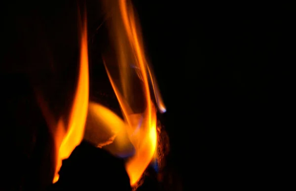 Μια Φωτιά Καίει Στο Σκοτάδι — Φωτογραφία Αρχείου