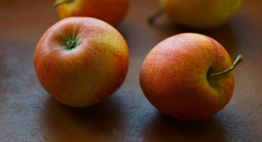                                Masada kırmızı bir elma var.