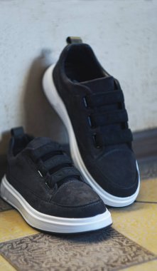                                Gri kumaş erkek ayakkabıları halıda