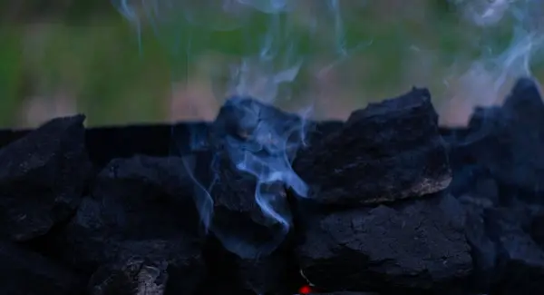 연기는 연소되기 석탄에서 나온다 — 스톡 사진
