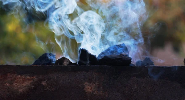Kouř Vychází Uhlí Před Spálením — Stock fotografie