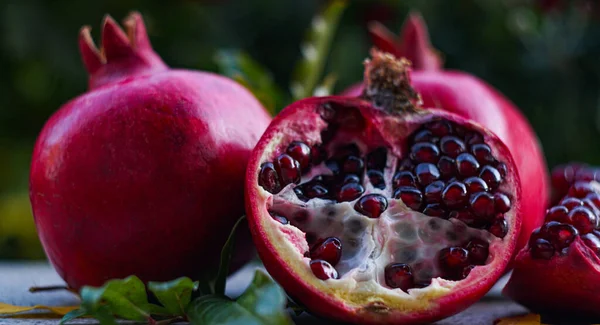 Czerwone Owoce Granatu Krojone Kawałki — Zdjęcie stockowe