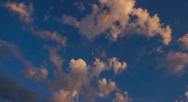                                  Bulutlar gökyüzünde kırmızı