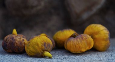                                Kurutulmuş incirler yerde duruyor.