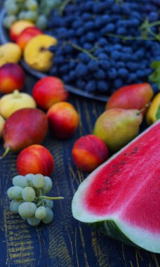                                Tahtaya üzüm ve çeşitli meyveler serpilmiştir.