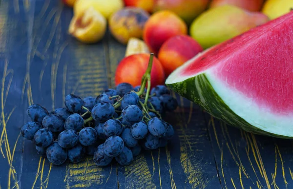 Trauben Und Verschiedene Früchte Werden Auf Dem Brett Verteilt — Stockfoto