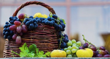                                Sepete çeşitli üzüm ve meyveler konur.