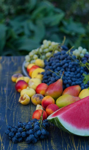 Trauben Und Verschiedene Früchte Werden Auf Dem Brett Verteilt — Stockfoto
