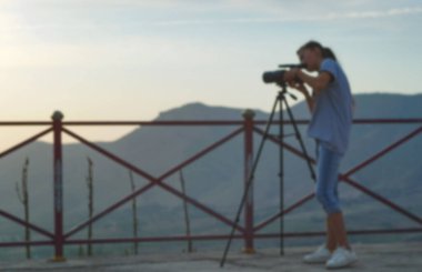                                Bir kızın kamera lensine bakarken Bokeh görüntüsü.