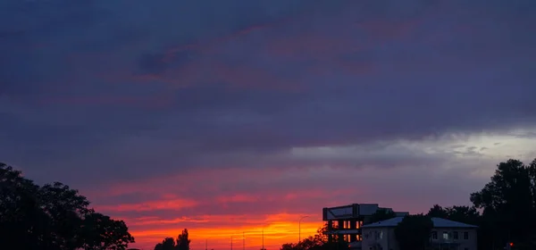 Akşam Gökyüzündeki Bulutlar Kırmızıdır — Stok fotoğraf