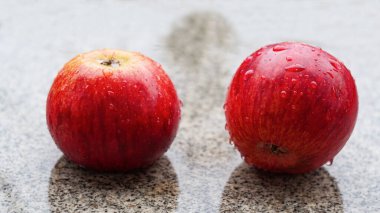                                Bir damla suyu olan parlak kırmızı bir elma.