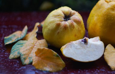                                   Sarı ayva meyveleri parçalara ayrılır.