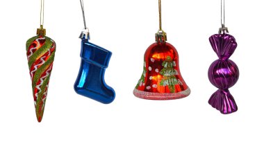 Beyaz arka planda çeşitli Noel oyuncakları