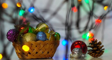                                     Masadaki sepetteki Noel ağacı oyuncakları.