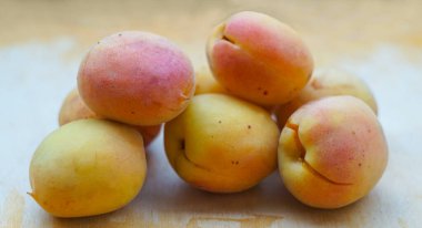                                  Sarı kayısılar tahtaya saçılmış.