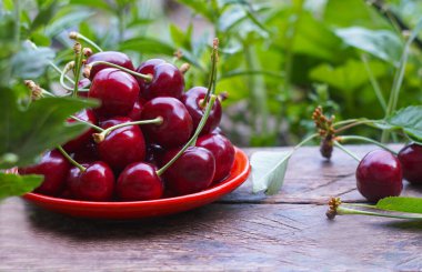                                  Tahtada büyük kırmızı bir kiraz var.