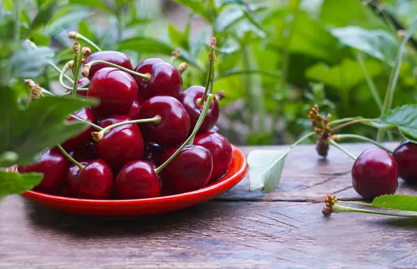                                  Tahtada büyük kırmızı bir kiraz var.