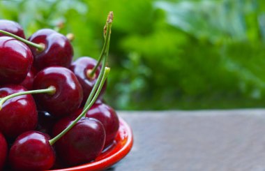                                   Tahtada büyük kırmızı bir kiraz var.