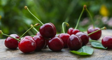             Tahtada büyük kırmızı bir kiraz var.