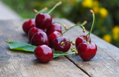                                   Tahtada büyük kırmızı bir kiraz var.