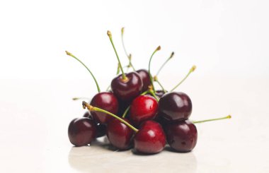                                  Beyaz mermerde kırmızı bir kiraz var.