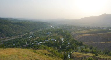                                       Dağın eteğinde bir köy var.