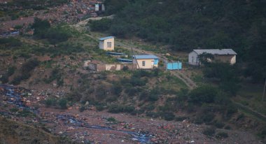                                      Dağın eteğinde bir köy var.