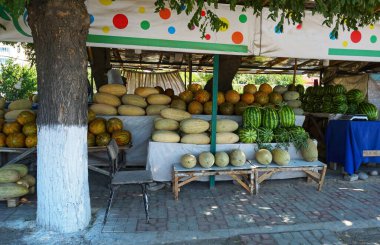                                Yolun kenarında kavun ve karpuz pazarı var.