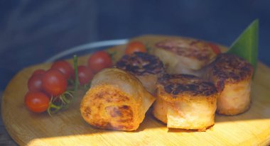                                  Tahtada rulet masası ve domatesler var.