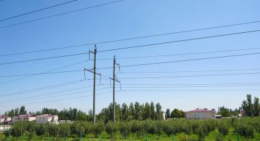                                Elektrik hatları caddenin yukarısında.