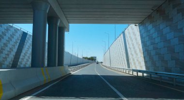                                Otoyolda bir köprü var.