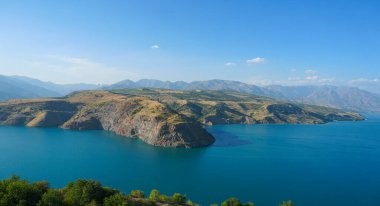                                Dağlar arasında büyük bir su deposu görülebilir.