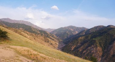                                Kızıl dağların üzerindeki mavi gökyüzü görünür.