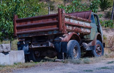                                Yolun kenarında eski paslı bir kamyon var.