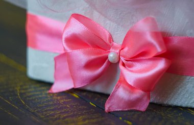                                Hediye kurdelesi pembe kumaştan yapılmıştır.