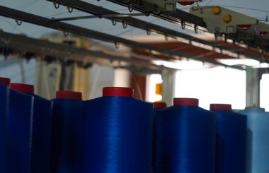                                   Dokuma tezgahındaki iplikler kumaşa dönüşür.