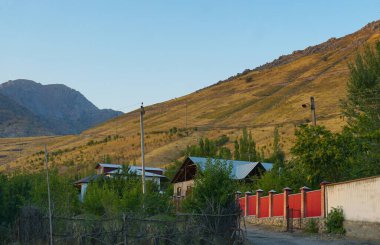                                Evler dağın eteklerinde görülebilir.