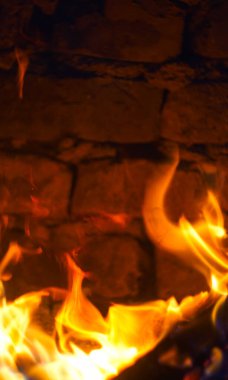                                   Şöminenin içi kıpkırmızı yanıyor.