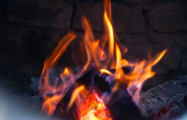                                  Şöminenin içi kıpkırmızı yanıyor.
